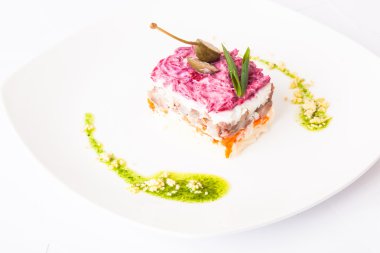 Kürk mantosunun altındaki ringa. Pancar tabağından tabağa.