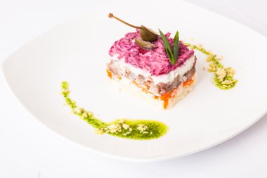 Kürk mantosunun altındaki ringa. Pancar tabağından tabağa.