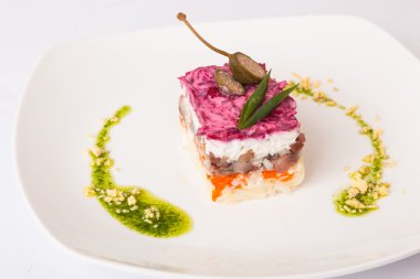 Kürk mantosunun altındaki ringa. Pancar tabağından tabağa.