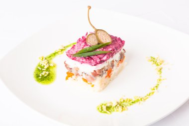 Kürk mantosunun altındaki ringa. Pancar tabağından tabağa.