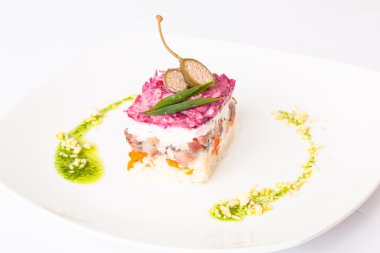 Kürk mantosunun altındaki ringa. Pancar tabağından tabağa.