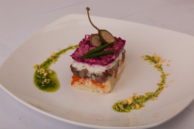 Kürk mantosunun altındaki ringa. Pancar tabağından tabağa.