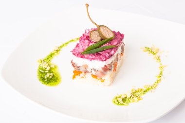 Kürk mantosunun altındaki ringa. Pancar tabağından tabağa.