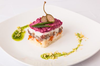 Kürk mantosunun altındaki ringa. Pancar tabağından tabağa.