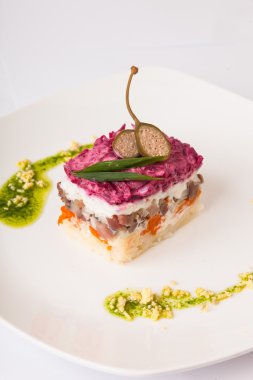 Kürk mantosunun altındaki ringa. Pancar tabağından tabağa.