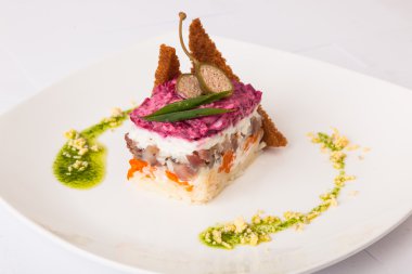 Kürk mantosunun altındaki ringa. Pancar tabağından tabağa.