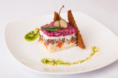 Kürk mantosunun altındaki ringa. Pancar tabağından tabağa.