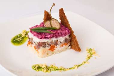 Kürk mantosunun altındaki ringa. Pancar tabağından tabağa.