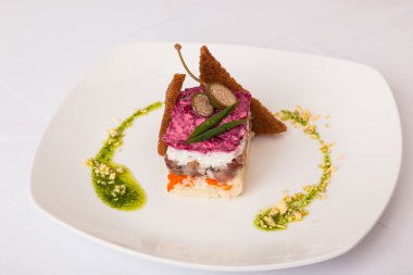 Kürk mantosunun altındaki ringa. Pancar tabağından tabağa.