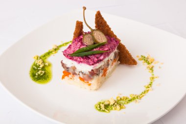 Kürk mantosunun altındaki ringa. Pancar tabağından tabağa.