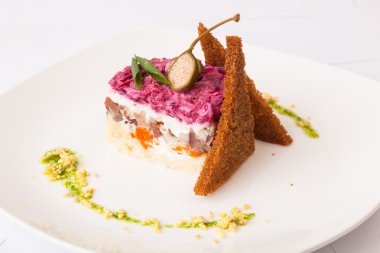 Kürk mantosunun altındaki ringa. Pancar tabağından tabağa.