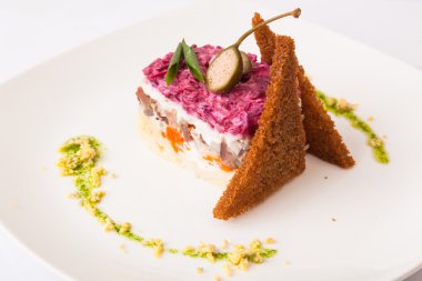 Kürk mantosunun altındaki ringa. Pancar tabağından tabağa.