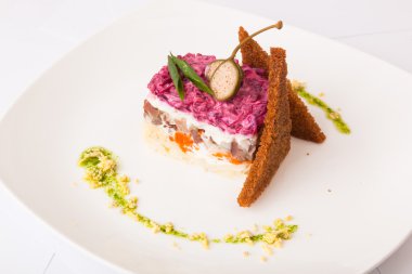 Kürk mantosunun altındaki ringa. Pancar tabağından tabağa.