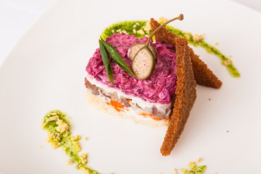 Kürk mantosunun altındaki ringa. Pancar tabağından tabağa.