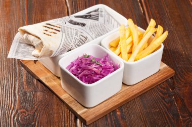 Soslu patates kızartmalı shawarma.