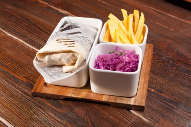 Soslu patates kızartmalı shawarma.