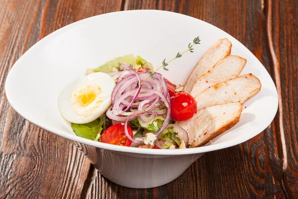 ホワイトプレートにチェリートマトと卵と鶏の胸肉サラダ — ストック写真