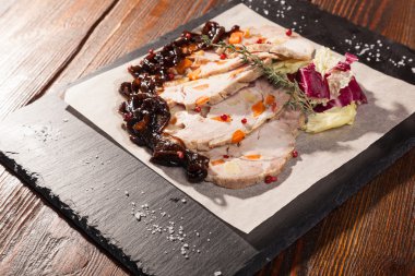 Siyah masada soğan turşusuyla meze.