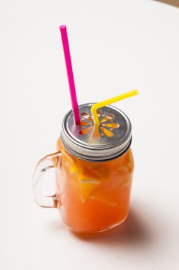 Kavanozda kokteyl ve beyaz arka plan.