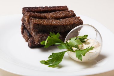 Tabakta siyah ekmek ve sostan tost