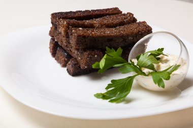 Tabakta siyah ekmek ve sostan tost