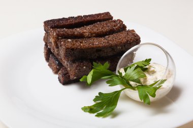 Tabakta siyah ekmek ve sostan tost