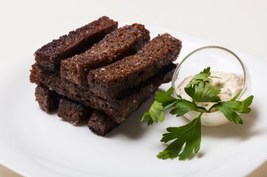 Tabakta siyah ekmek ve sostan tost