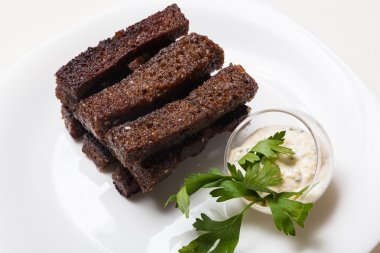 Tabakta siyah ekmek ve sostan tost