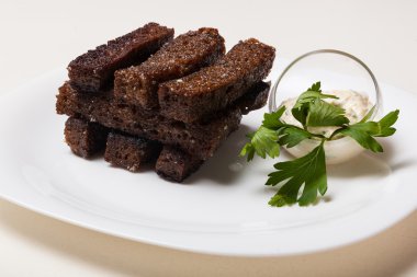 Tabakta siyah ekmek ve sostan tost