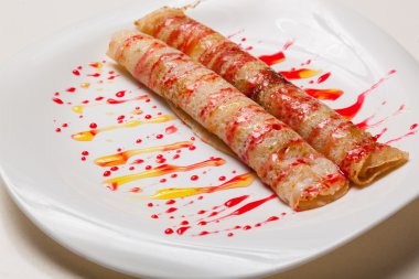 Tabakta tatlı soslu gözleme.