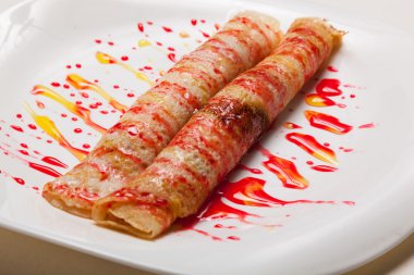 Tabakta tatlı soslu gözleme.