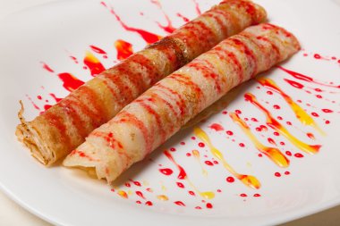 Tabakta tatlı soslu gözleme.