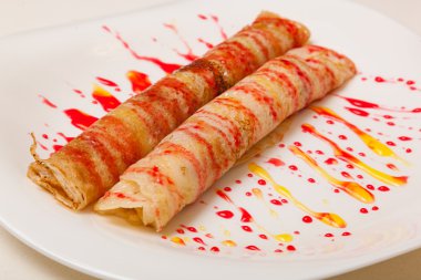 Tabakta tatlı soslu gözleme.