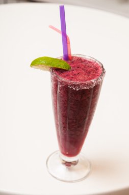 Beyaz arka planda limonlu dut kokteyli