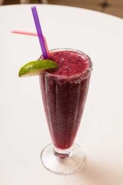 Beyaz arka planda limonlu dut kokteyli