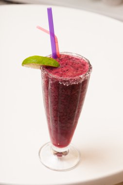 Beyaz arka planda limonlu dut kokteyli