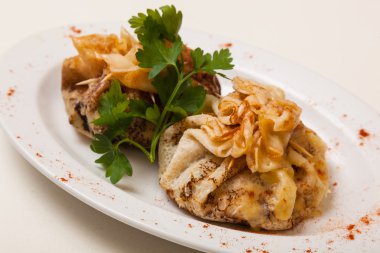 Tabakta maydanozla süslenmiş gözleme