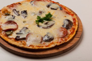 Pizza bir ahşap kesme tahtası üzerinde