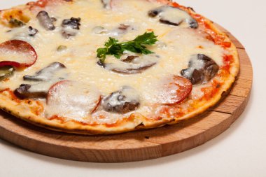 Pizza bir ahşap kesme tahtası üzerinde