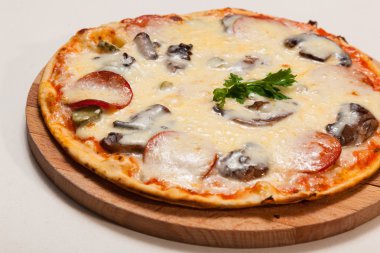 Pizza bir ahşap kesme tahtası üzerinde