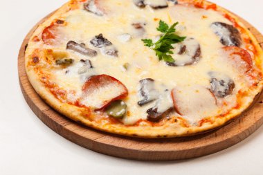 Pizza bir ahşap kesme tahtası üzerinde