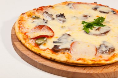 Pizza bir ahşap kesme tahtası üzerinde
