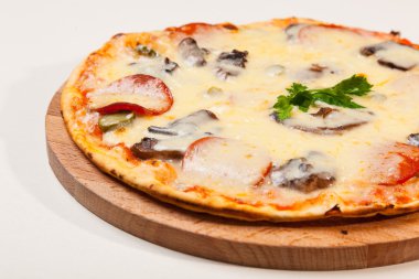 Pizza bir ahşap kesme tahtası üzerinde