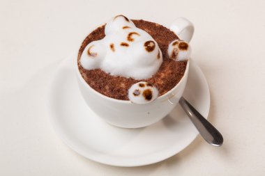 Kedi şeklinde köpüklü kahve ve kahverengi masanın üzerinde fare.