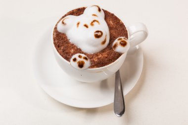 Kedi şeklinde köpüklü kahve ve kahverengi masanın üzerinde fare.