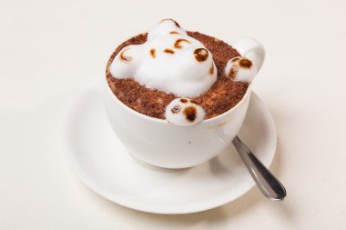 Kedi şeklinde köpüklü kahve ve kahverengi masanın üzerinde fare.