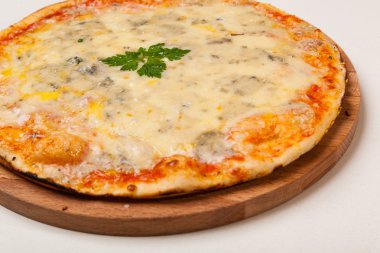 Pizza bir ahşap kesme tahtası üzerinde