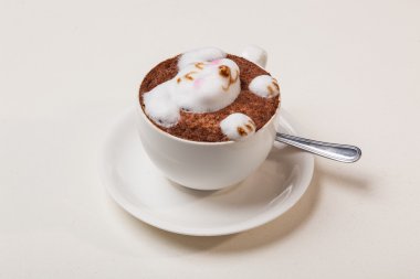 Kedi şeklinde köpüklü kahve ve kahverengi masanın üzerinde fare.