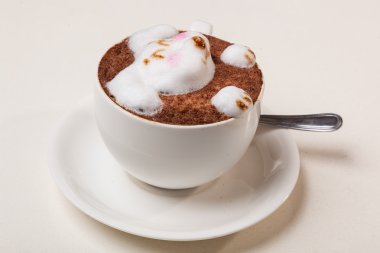 Kedi şeklinde köpüklü kahve ve kahverengi masanın üzerinde fare.