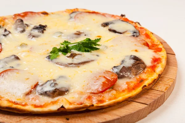 Pizza bir ahşap kesme tahtası üzerinde